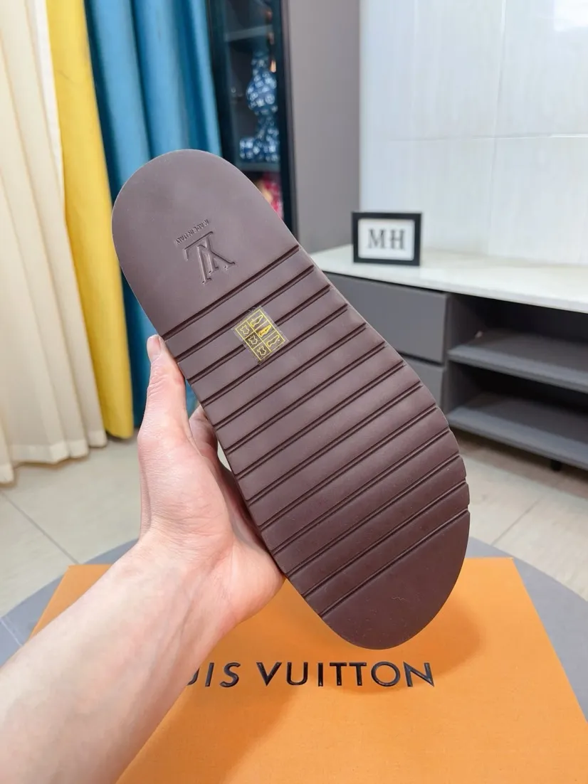 Men's shoes 💰360🌹🌹 (lv-Louis Vuitton) new men's sandals, high-end boutique, exquisite embossed logo decoration on the upper, fine workmanship, super soft soles, casual, loose and comfortable, a must-have in summer! \nsize：38-44